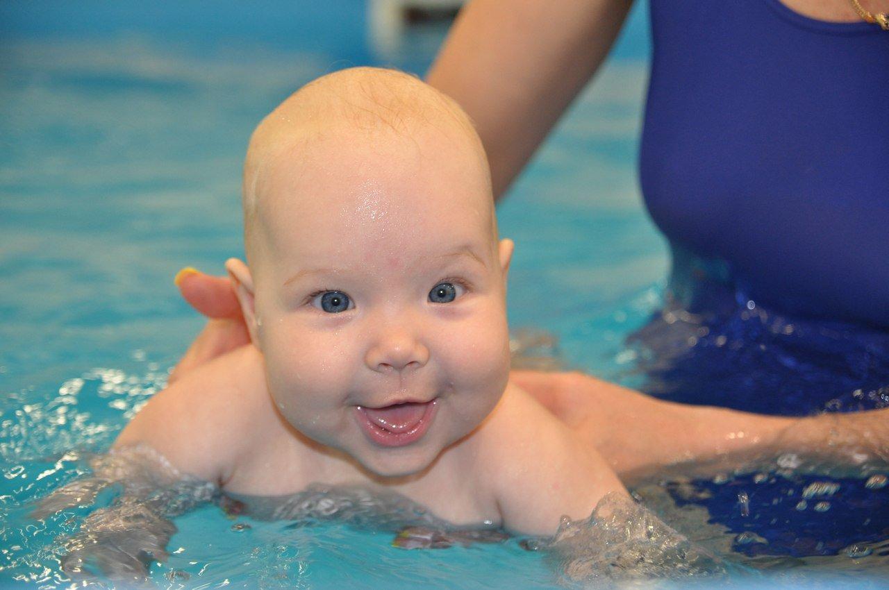 Плавание младенца