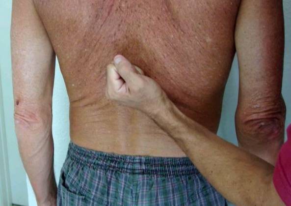 Врач осматривает пациента