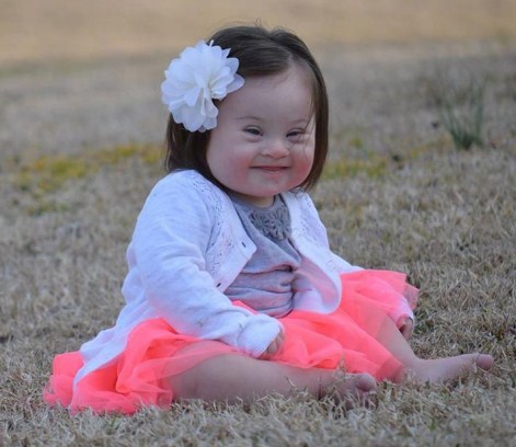 Девочка сидит