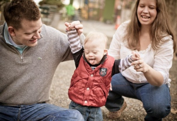 Учится ходить