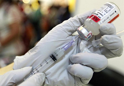 шприц и вакцина