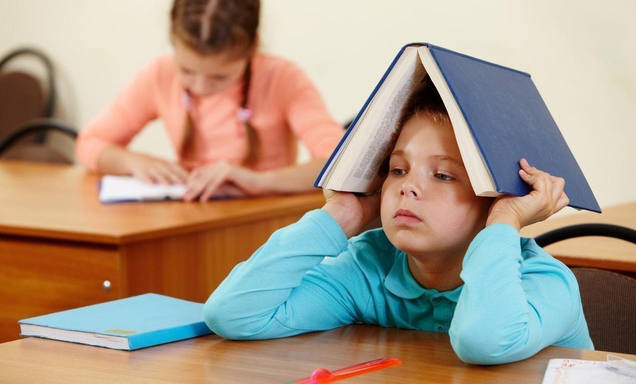 Мальчик надел книгу на голову