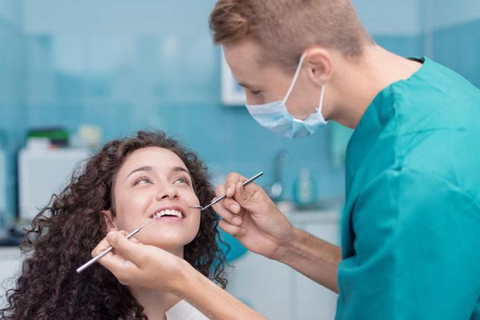 Девушка на приеме у стоматолога