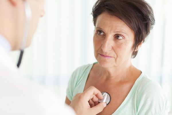 доктор слушает женщину