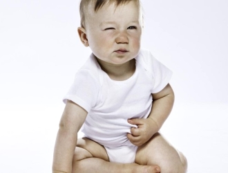 Если ребенок постоянно жалуется на боль в животе, которая уменьшается после дефекации, возможно, у малыша СРК.