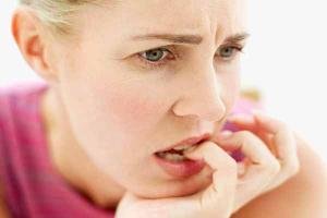 Грызет ногти