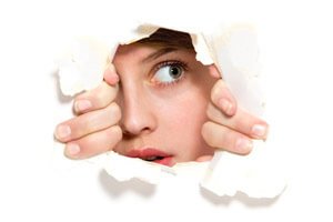 Выглядывает через отверстие