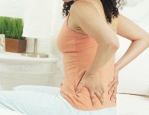 Держится за поясницу