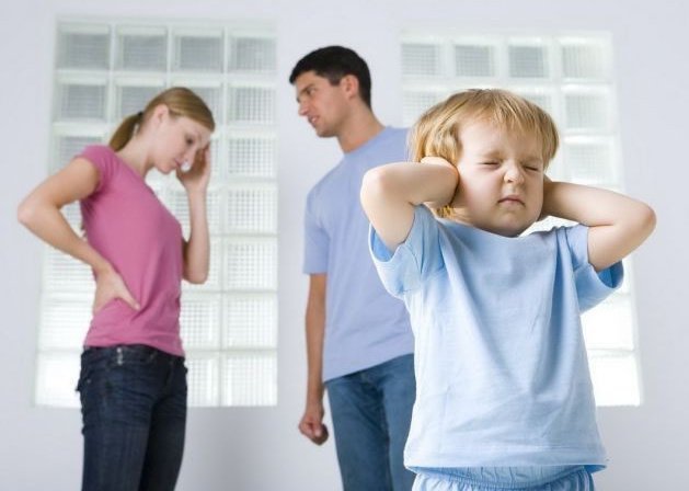 Родители ругаются при ребенке