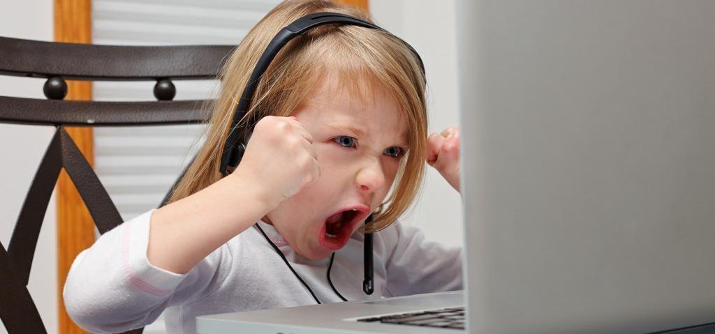 Ребенок кричит на компьютер