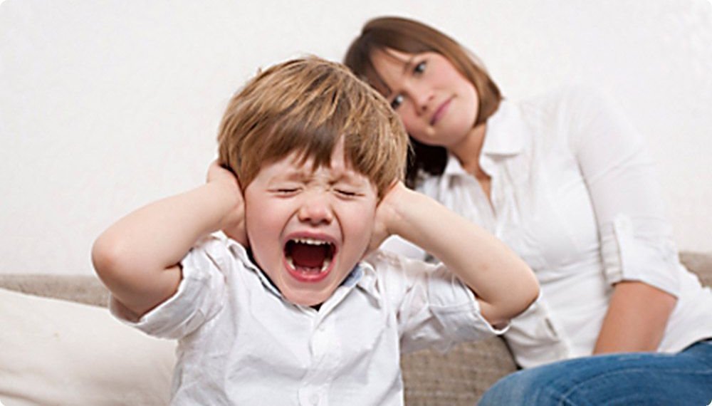 Мальчик плачет при маме