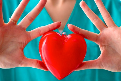 Сердце в руках Врач держит сердце