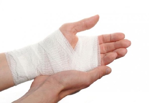 забинтованная рука