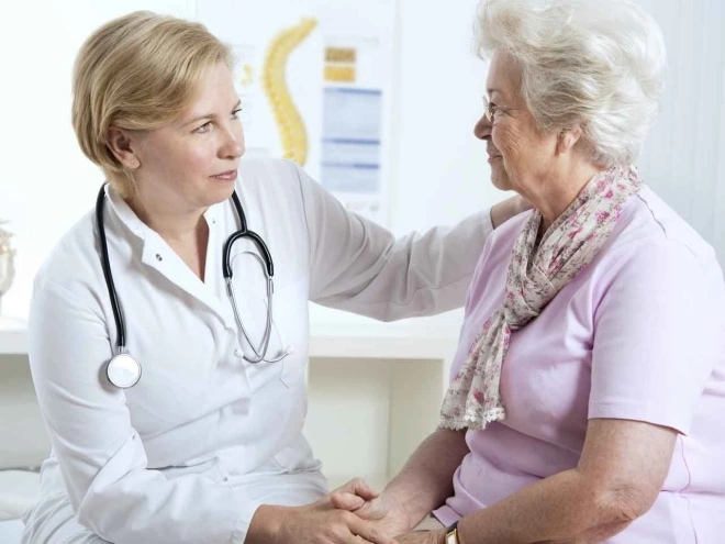 Пациент беседует с врачом